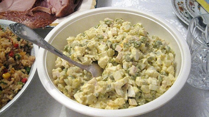 СМИ назвали топ-5 популярных рецептов новогоднего салата оливье