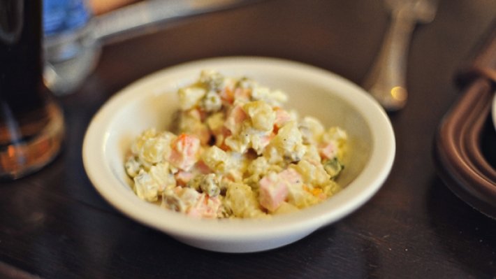 СМИ назвали топ-5 популярных рецептов новогоднего салата оливье