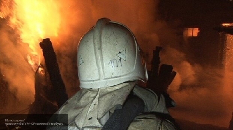 Огонь охватил 6 тысяч "квадратов" территории завода в Башкирии