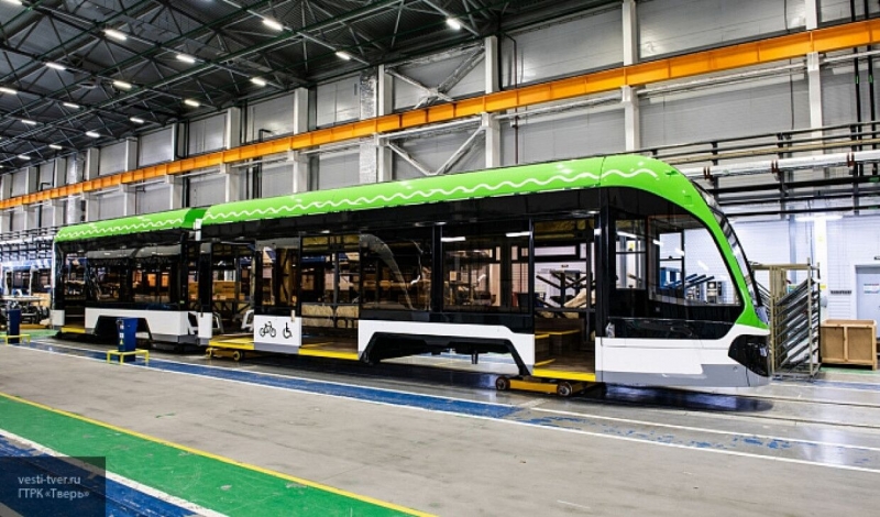 Первый в РФ низкопольный трамвай "Корсар" представили в Петербурге