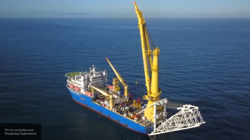 Способное достроить "СП-2" судно направилось в германский порт Мукран