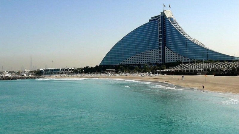 Российский турист снял на видео, как сливают нечистоты у пляжа в Дубае