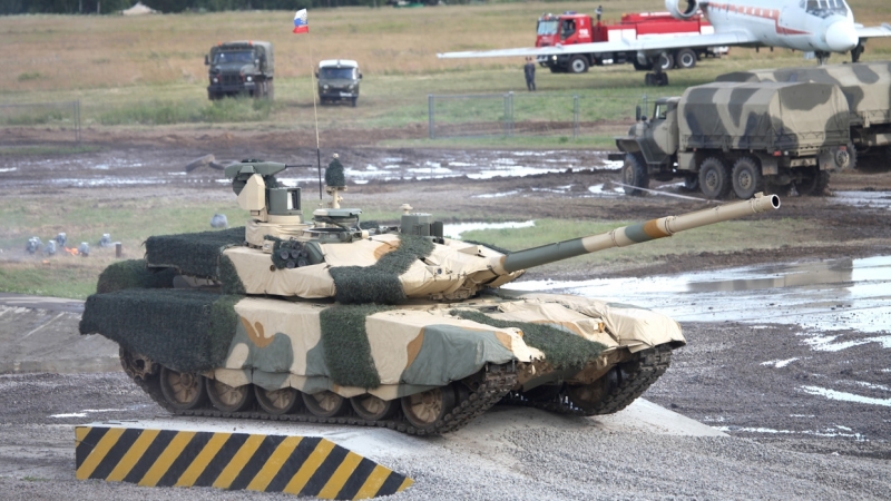 ОПК в этом году поставит в российские войска более 400 танков и БТР