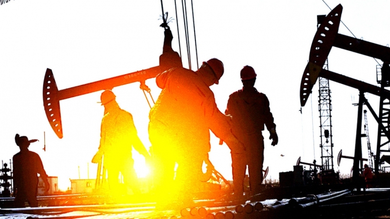 Доходы России от нефти и газа упали в 2020 году