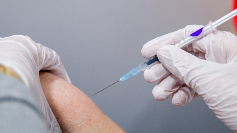 Третья российская вакцина от COVID-19 вышла в гражданский оборот