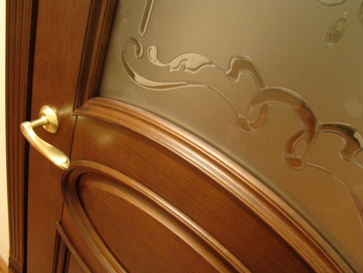 Преимущества деревянных дверей