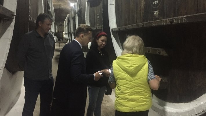 «Нигде в мире не видела таких масштабов!»: филиппинскую журналистку впечатлил завод марочных вин в Крыму