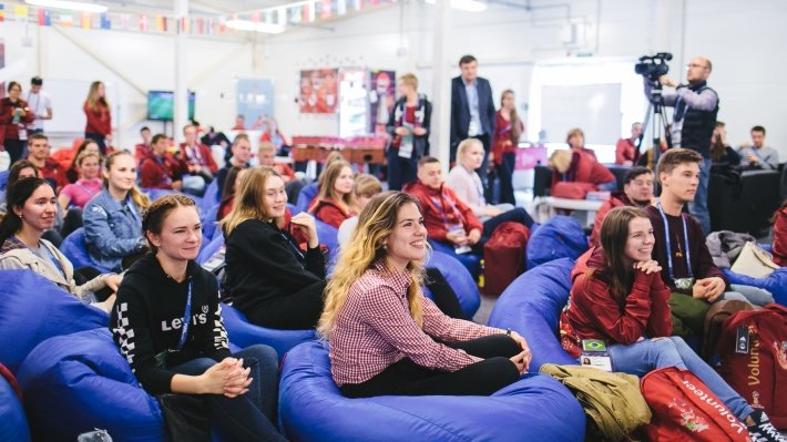 "Важно с молодежью быть честными": как в Петербурге работают с юношеством