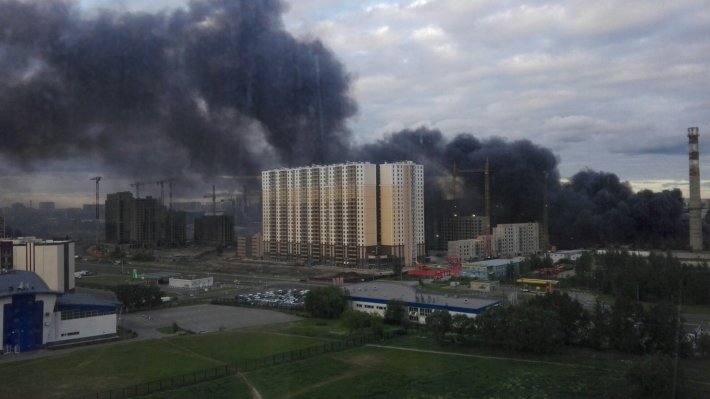 Пожар на химическом складе в Петербурге попал на видео