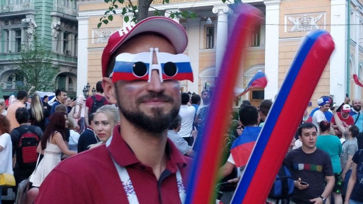 На Центральном рынке Москвы победу сборной России празднуют две тысячи гостей