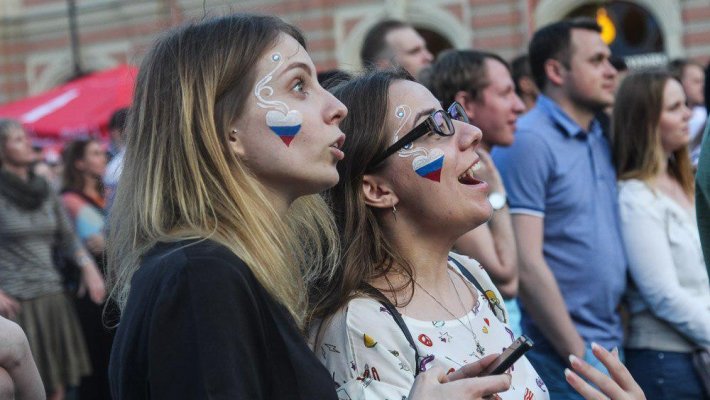 Дед Мороз поздравил болельщиков с победой сборной России со сцены фан-зоны на Конюшенной площади