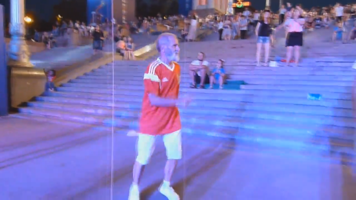 "Здоровый образ жизни, танцы и футбол": покоривший фан-зону ЧМ пенсионер из Волгограда озвучил рецепт вечной молодости