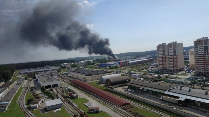 Пожар на складе: в Екатеринбурге проверяют уровень вредных веществ в воздухе