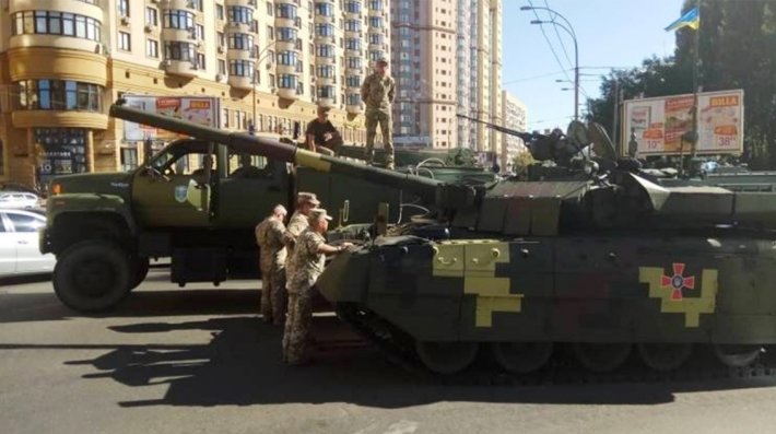 Заглохший по дороге на репетицию парада в Киеве танк назвали в Сети "работой маршала Рыбалко"