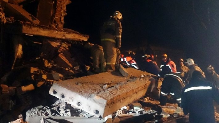 При обрушении крыши завода на Сахалине пострадали мигранты из Киргизии