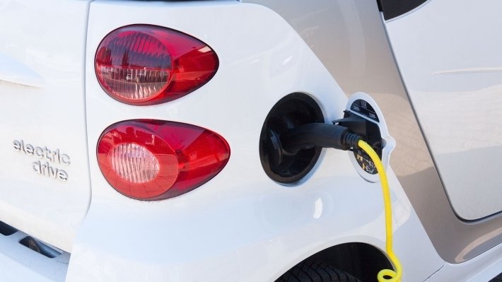 В Японии сделали первый пластмассовый электромобиль