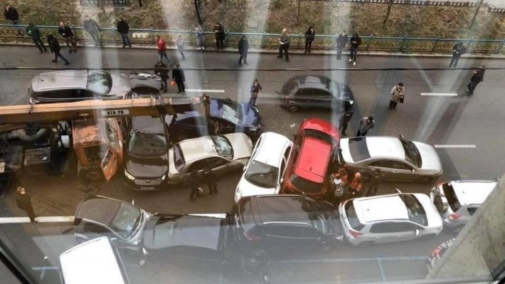 Автокран с отказавшими тормозами протаранил около 20 автомобилей в центре Киева