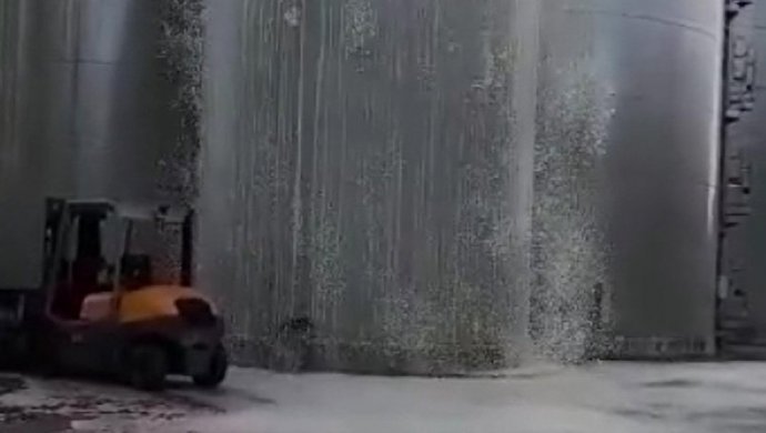 «Винный потоп» после взрыва на итальянском заводе сняли на видео