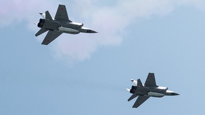 В соцсетях опубликовали фото МиГ-31 с макетом противоспутниковой ракеты