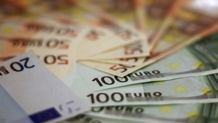 ЦБ понизил официальный курс евро на выходные и понедельник