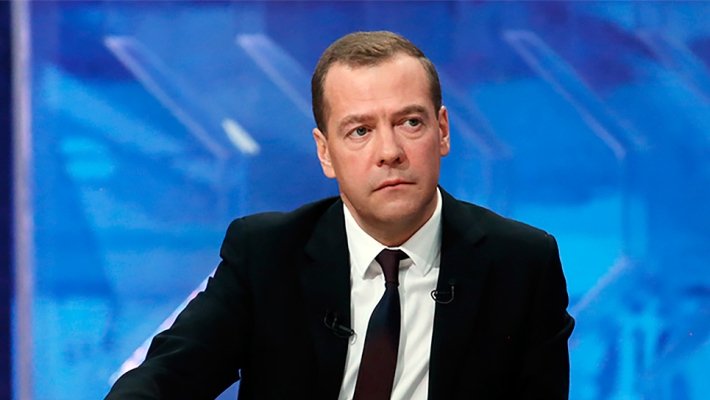 Медведев возложил ответственность за исполнение соглашения о ценах на бензин на ФАС и Минэнерго