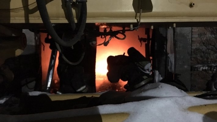 Иркутские пожарные спасли заблудившегося в горящем здании работника склада