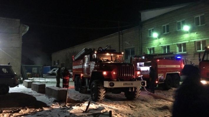 Иркутские пожарные спасли заблудившегося в горящем здании работника склада