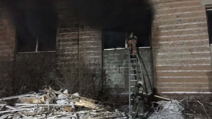 Иркутские пожарные спасли заблудившегося в горящем здании работника склада