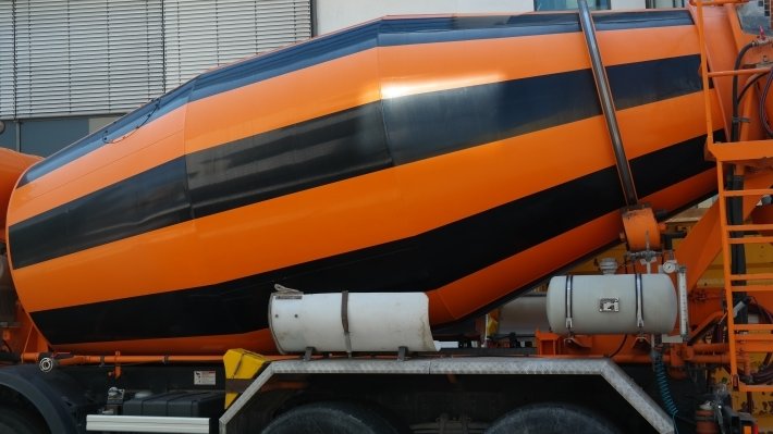 В Петербурге приставы перехватили скрывавшийся автобетоносмеситель