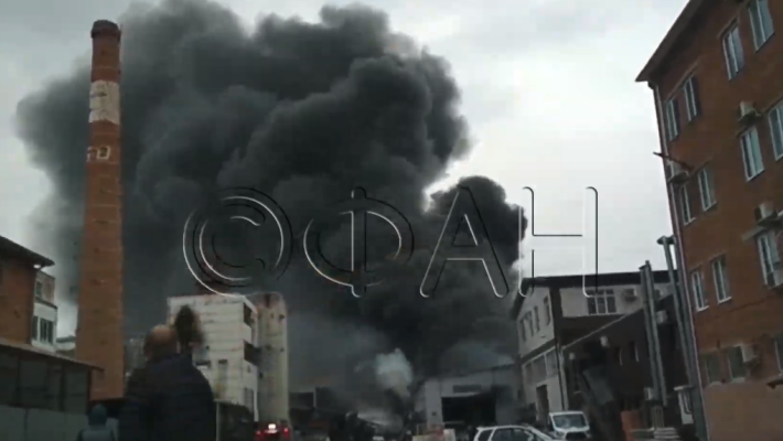 Очевидцы публикуют видео пожара на складе с полиэтиленом в Краснодаре