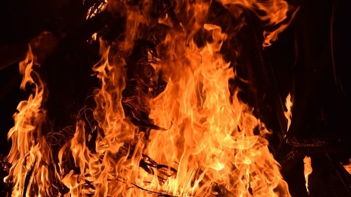 Спасатели в Ставрополье тушат пожар в открытом хранилище нефти