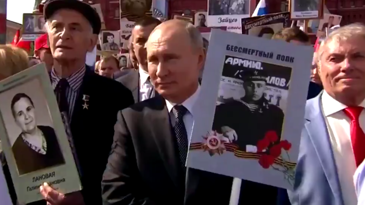 Путин возглавил шествие «Бессмертного полка» с портретом отца-фронтовика