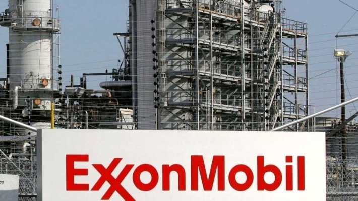 В Техасе тушат пожар на заводе Exxon Mobil